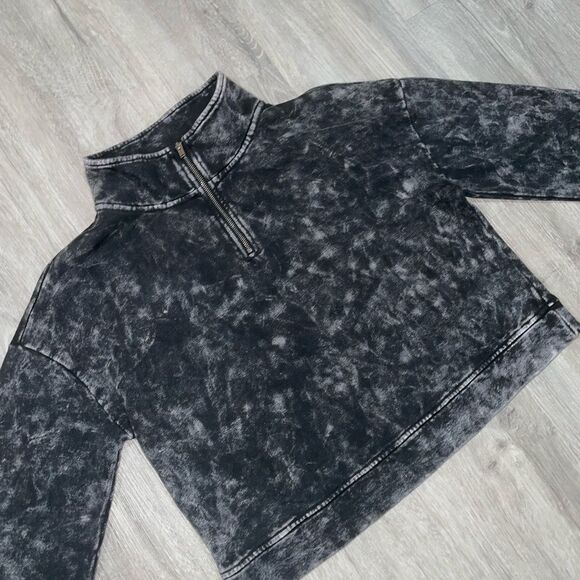 BB DAKOTA by STEVE MADDEN Mock Neck Faded Sweatshirt - Picture 3 of 5